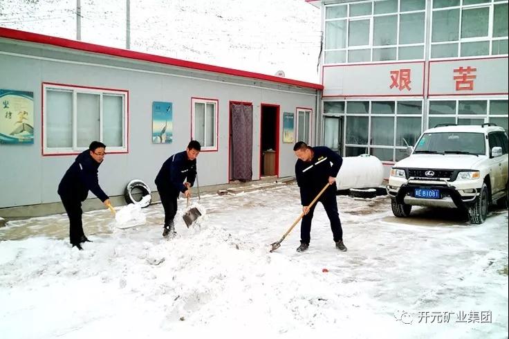 人間四月芳菲盡，山中春雪還復來(lái)