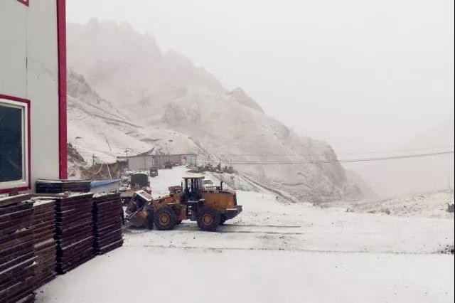 人間四月芳菲盡，山中春雪還復(fù)來