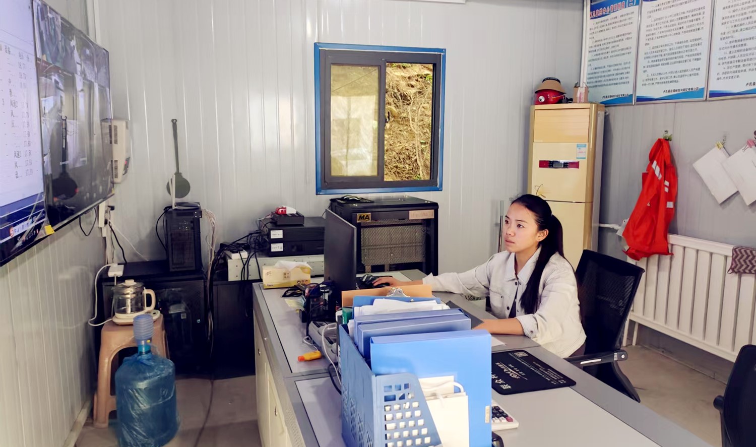 堅(jiān)守安全防線，綻放巾幗風(fēng)采｜記西溝鐵礦安全監(jiān)控員黃春玲